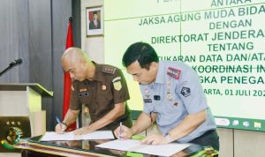 Direktur Jenderal Imigrasi, Silmy Karim menandatangani Perjanjian Kerja Sama (PKS) dengan Jaksa Agung Muda Intelijen Kejaksaan RI, Reda Manthovani pada Senin, 1 Juli 2024 bertempat di Gedung Utama Kejaksaan Agung RI, Jakarta.