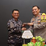 Kapolres Pelabuhan Tanjung Priok Berikan Surprise HUT ke-80 TNI. (Cardi S).