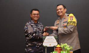 Kapolres Pelabuhan Tanjung Priok Berikan Surprise HUT ke-80 TNI. (Cardi S).