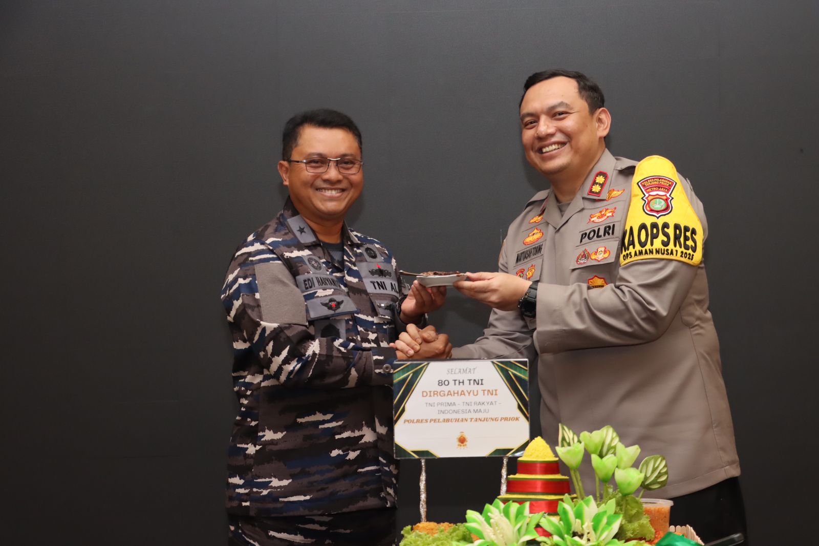 Kapolres Pelabuhan Tanjung Priok Berikan Surprise HUT ke-80 TNI. (Cardi S).